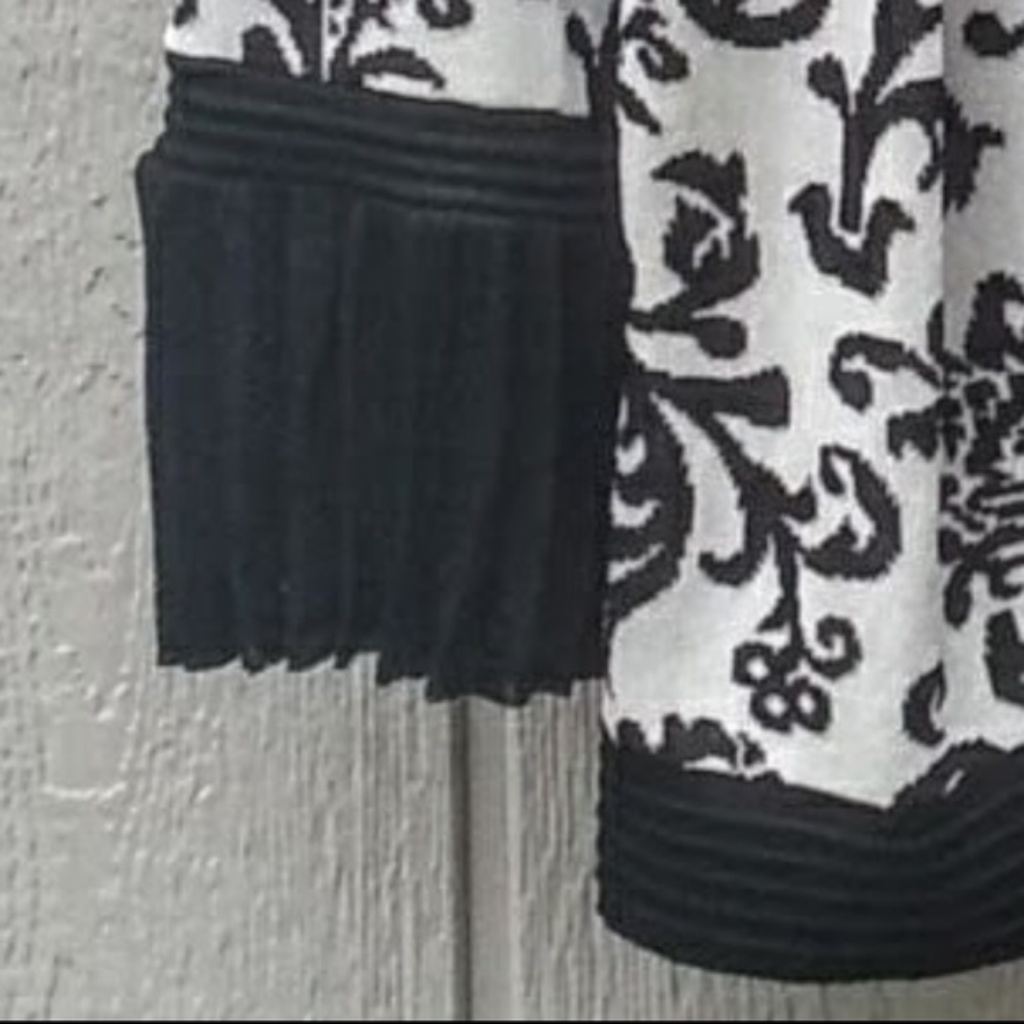 Neiman Marcus Black & White Floral Pattern Cardigan Pleated 3/4 Pleated Sleeves — image 6 of 6